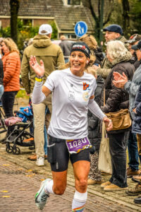 Hier zie je mij op de torenlaan in Assen tijdens de TT marathon bij de finishlijn In Assen zie ik elke dag hoeveel verschil het maakt als mensen kansen krijgen om gezond, actief en met plezier te leven. Bewegen, ontmoeten, samen leren en samen verantwoordelijkheid nemen: dat zijn geen luxe dingen, dat is de basis van een sterke stad. Daar zet ik mij al jaren voor in, en dat wil ik nu ook doen in de gemeenteraad. Ik geloof in eigen initiatief, in ruimte geven aan goede ideeën en in een overheid die betrouwbaar, benaderbaar en praktisch is. Niet alles dichtregelen, maar samenwerken met inwoners, scholen, verenigingen en ondernemers. Wat werkt, versterken we. Wat niet werkt, durven we te veranderen. Assen is voor mij een stad waar je: • veilig en gezond kunt opgroeien, • de ruimte hebt om te ondernemen en te organiseren, • en waar sport, onderwijs en zorg elkaar versterken. Ik sta op de VVD-lijst omdat ik geloof in vrijheid met verantwoordelijkheid en omdat ik mijn ervaring uit de praktijk wil inzetten voor Assen. Met beide benen op de grond, open in gesprek en altijd gericht op oplossingen. Wil je iemand in de raad die luistert, verbindt en dóórpakt? Dan hoop ik op jouw stem.